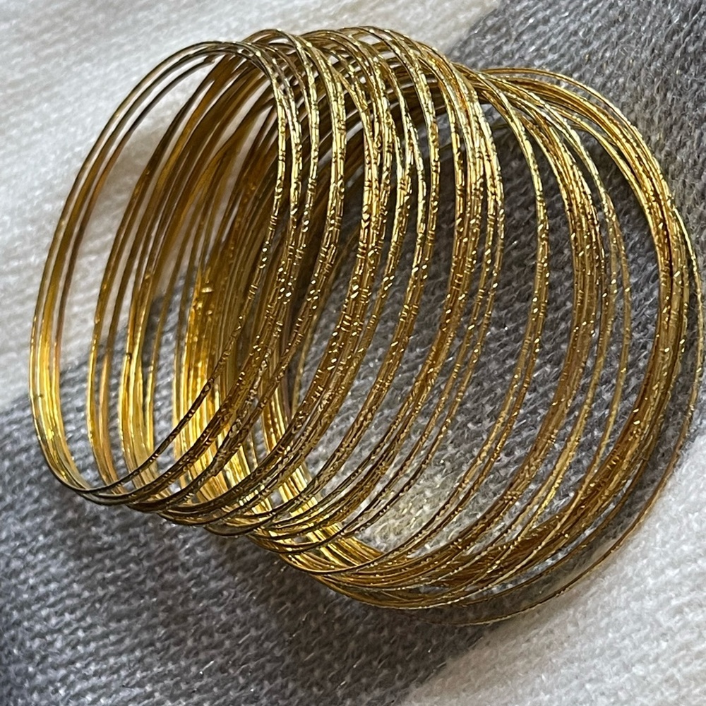 Gold Toned Multi Bangle Bracelet Set Stackable Te… - image 1